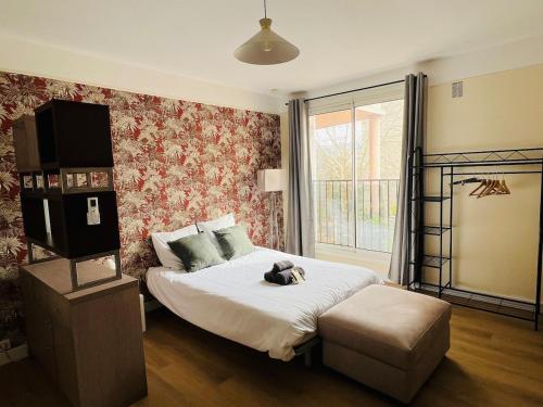 une chambre avec un lit avec un animal en peluche dessus dans l'établissement Le Tassigny #Central #Quiet #Air conditioning #Wifi, à Cannes