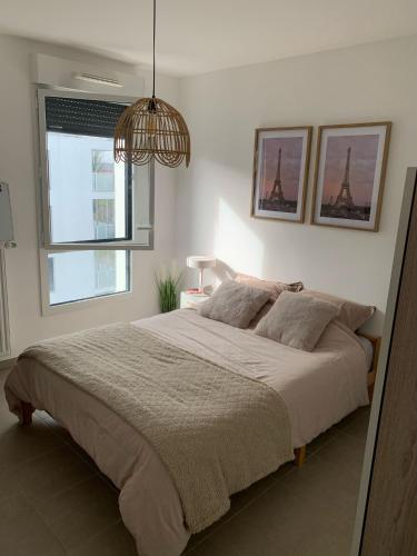 une chambre avec un grand lit et une fenêtre dans l'établissement Auberge Chambre La Bienveillance, à Lormont