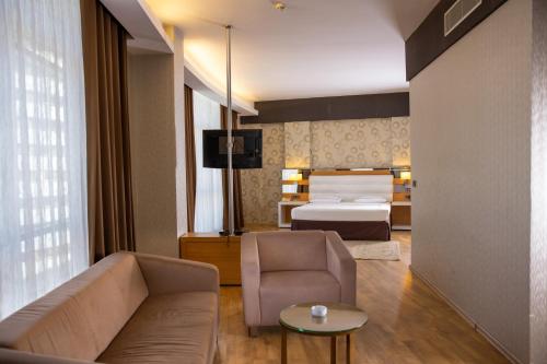 Postel nebo postele na pokoji v ubytování Anemon Grand Adana Otel