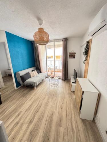 un salon avec un canapé et une table dans l'établissement Appartement Gruissan climatisation et piscine, à Gruissan