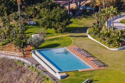una vista aérea de una piscina en un parque en Acqua Residence II by An Island Apart, en Funchal