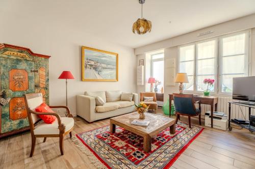 un salon avec un canapé et une table dans l'établissement Maison 