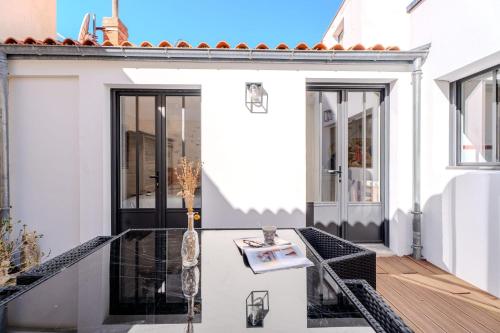 d'une terrasse avec une table sur le côté d'une maison. dans l'établissement Maison 