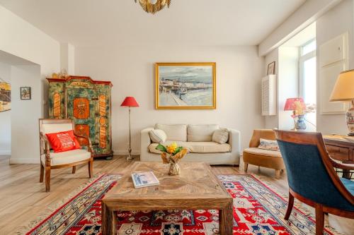 un salon avec un canapé et une table dans l'établissement Maison 