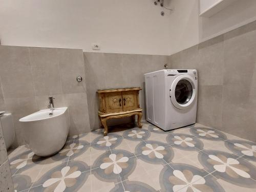 bagno con lavatrice e vasca. di Appartamento Della Dama vicino spiaggia a Rapallo