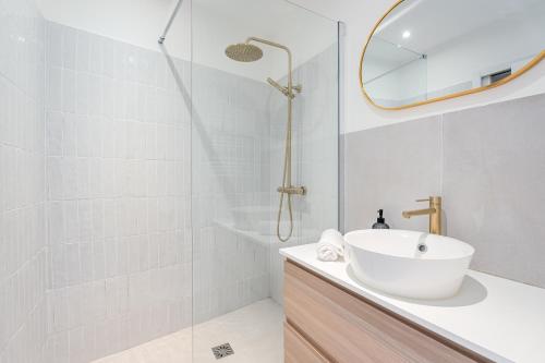 une salle de bain blanche avec un lavabo et une douche dans l'établissement Nistoun par Dodo à Cassis, à Cassis