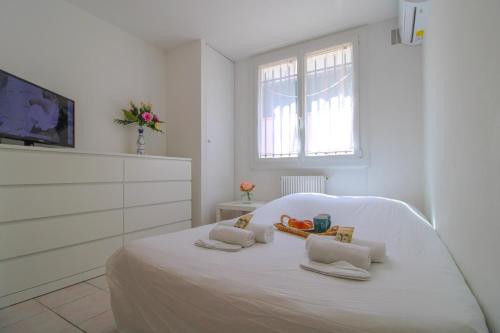 - une chambre blanche avec un lit blanc et 2 serviettes dans l'établissement Le Jean #Central #Air conditioning #Cosy, à Cannes