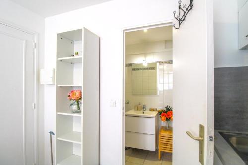 une cuisine avec des armoires blanches et un évier dans l'établissement Le Jean #Central #Air conditioning #Cosy, à Cannes