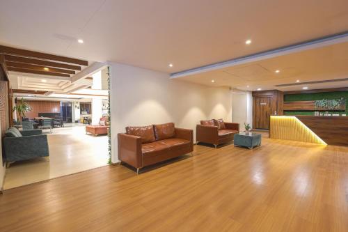 Χώρος καθιστικού στο Monday Hotels Hitec City