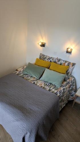 Ce lit se trouve dans un dortoir doté de 2 lumières sur le mur. dans l'établissement Appartement rez de jardin 4 à 5 personnes CAP ESTEREL, à Saint-Raphaël