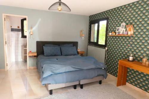 - une chambre avec un lit bleu dans l'établissement Belle villa avec piscine proche d Aix en provence, à Cabriès