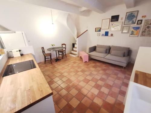 un salon avec un canapé et une table dans l'établissement Maison Figue, maison de village Aspiran, l'Hérault, à Aspiran