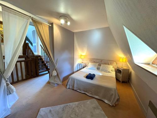 une petite chambre avec un lit et un escalier dans l'établissement La Commanderie et son Cottage PISCINE - SAUNA - 12pers, à Le Sap-André