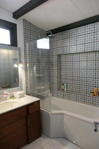 La salle de bains est pourvue d'une baignoire, d'une douche, d'un lavabo et d'une baignoire. dans l'établissement Belle villa avec piscine proche d Aix en provence, à Cabriès