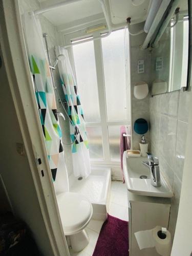 une petite salle de bain avec toilettes et lavabo dans l'établissement Studio Marais square du temple Parking, à Paris
