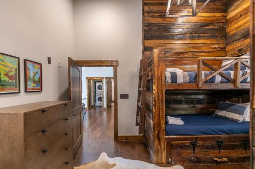 a bedroom with bunk beds in a log cabin at Doe Run Cottage at Eagles Nest in Banner Elk