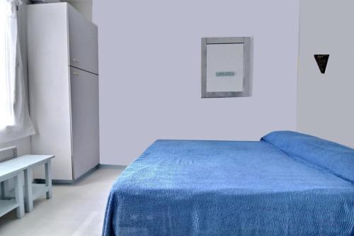 une chambre avec un lit avec une couverture bleue dans l'établissement T2 air-conditioned Port Fréjus with parking, à Fréjus