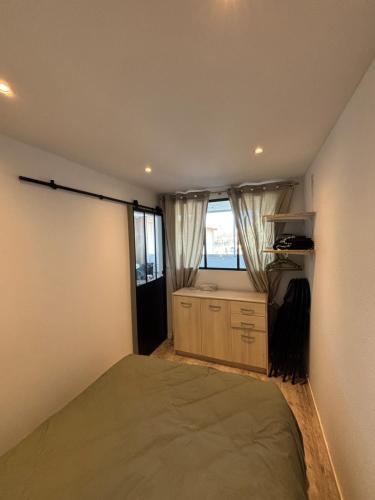 Postel nebo postele na pokoji v ubytování Cosy T2 climatisé sur le port à 5min de la mer parking privé linge de bain et de lit fournis