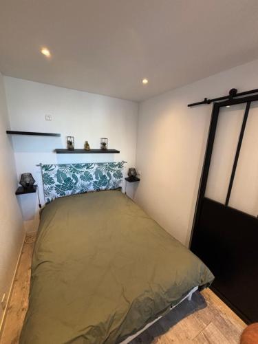 Postel nebo postele na pokoji v ubytování Cosy T2 climatisé sur le port à 5min de la mer parking privé linge de bain et de lit fournis