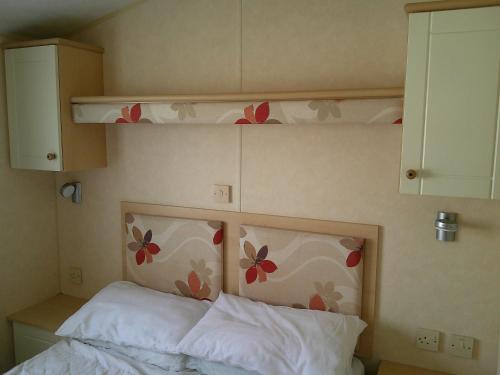 Кровать или кровати в номере Golden Sands Salisbury GS 8 Berth Heated Access to the beach