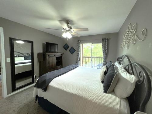 Ένα ή περισσότερα κρεβάτια σε δωμάτιο στο The Cove 2-3 By SDC, Big Deck, Pool, Hot Tub, By Lake , No Stairs