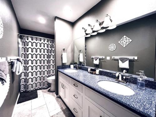 Ένα μπάνιο στο The Cove 2-3 By SDC, Big Deck, Pool, Hot Tub, By Lake , No Stairs