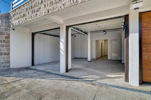 an empty garage with a brick wall at Vila Jezero 2 in Žabljak