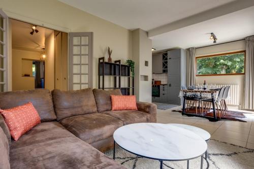 un salon avec un canapé et une table dans l'établissement Roches Blanches - Super location & 