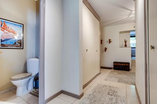 La salle de bains est pourvue de toilettes et d'un couloir. dans l'établissement Roches Blanches - Super location & 