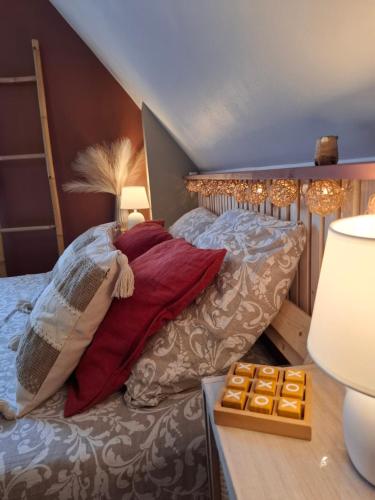 a bedroom with a bed and a table with lamps at Gîte Alsace maison indépendante proche Strasbourg in Mutzig