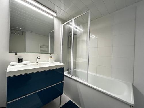 un bagno con lavandino, doccia e vasca di E Mercier magnifique grand T2 à deux pas du centre a Épernay