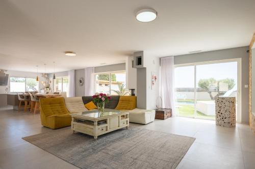 un salon avec un canapé et une table dans l'établissement Villa d'exception avec piscine - Le Mas des Filles, à Solliès-Pont