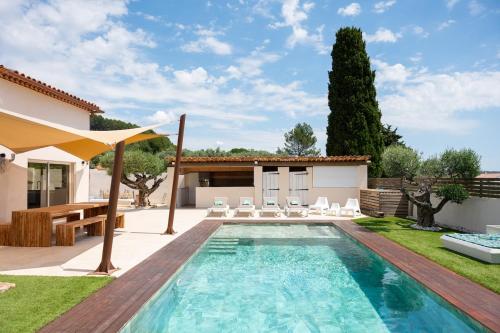 - une piscine dans l'arrière-cour avec une villa dans l'établissement Villa d'exception avec piscine - Le Mas des Filles, à Solliès-Pont