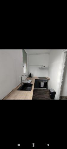 Cette chambre dispose d'une cuisine avec une table et un comptoir. dans l'établissement Superbe Appart 4 chambres Terrasse vue sur les Montagnes, à Saint-Paul-de-Fenouillet