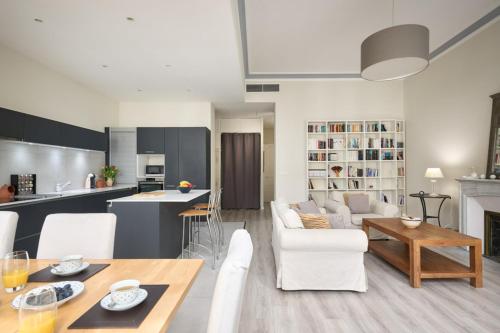 un salon avec un canapé et une table dans l'établissement Sunlight Properties - Gisele - Nice hyper central, 1 bedroom with large living room, à Nice