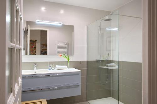 une salle de bain avec un lavabo et une douche dans l'établissement Sunlight Properties - Gisele - Nice hyper central, 1 bedroom with large living room, à Nice