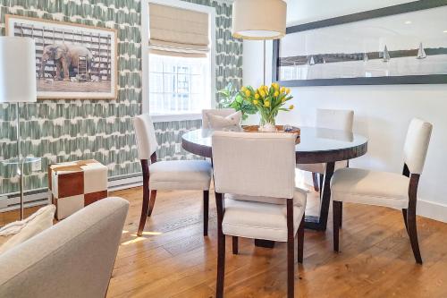 Ruang duduk di Airy Nantucket Escape in Historic Downtown!