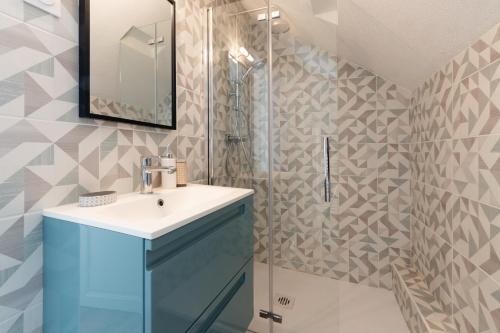 a bathroom with a sink and a shower at Maison Cosy - Coeur de Village - Cour Privative in Bagnères-de-Bigorre