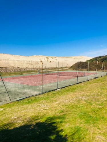 Εγκαταστάσεις για τένις ή/και σκουός στο DUNE Océan Luxe Appartement, Accès Plage privé, Parking & Wifi 50m Océan Surf ή εκεί κοντά