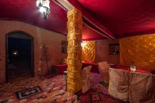 una stanza con una colonna al centro di una stanza di Bivouac Rêve Sahara-Dar Azawad a M'Hamid