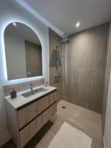 une salle de bain avec un lavabo et un miroir dans l'établissement Magnifique maison bien-être 5 étoiles avec piscine et spa, à Kerprich-aux-Bois