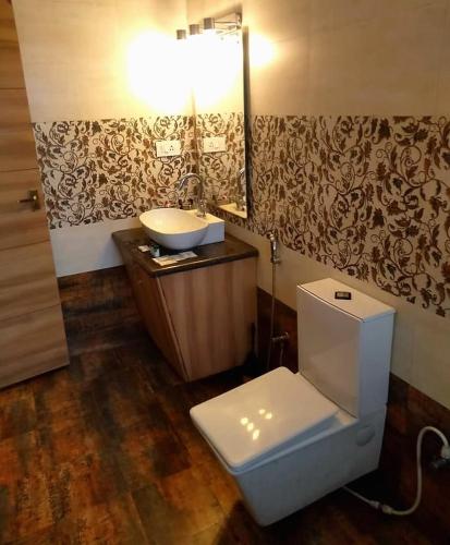 コタジリにあるGreendaleの白いトイレと洗面台のあるバスルーム