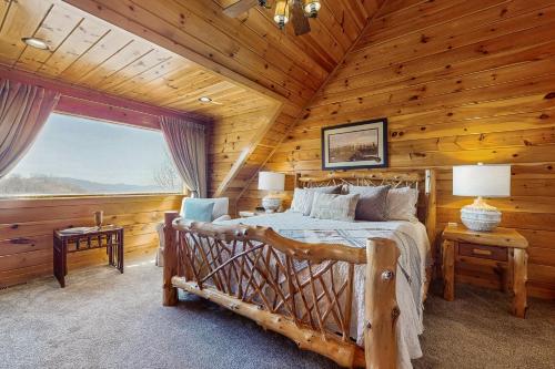 ガトリンバーグにあるLaurel Wood Coveの丸太小屋のベッドのある寝室