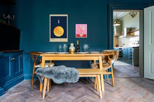 巴斯Exquisite grandeur - Central Bath的一间设有桌子和蓝色墙壁的用餐室