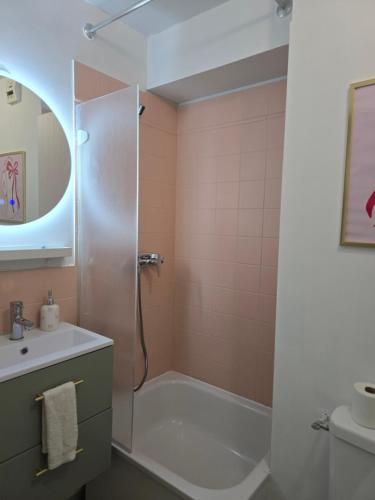 une salle de bain avec une douche, une baignoire et un lavabo dans l'établissement Le duplex, à Bussy-Saint-Georges