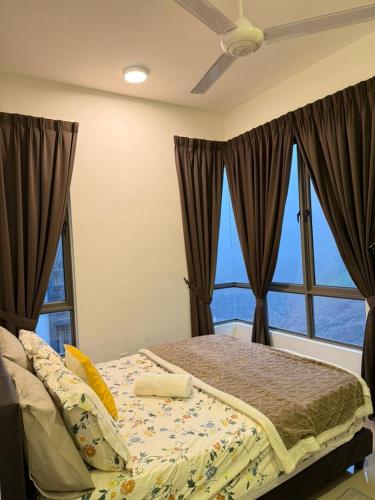 a bedroom with a bed and a window at Shahiqa Homestay Cameron Highland in Brinchang