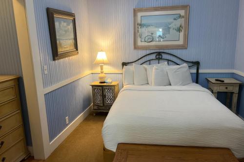 Un dormitorio con una cama y una lámpara sobre una mesa. en Georgianne Suite Three, en Tybee Island