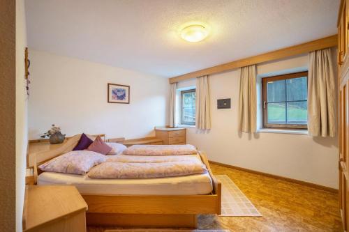 Un pat sau paturi într-o cameră la Apartment Sonnenschein Oberachrain