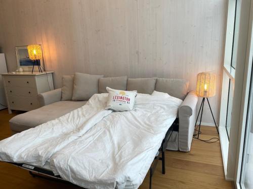 Un pat sau paturi într-o cameră la Luxury Cottage and Sauna Space