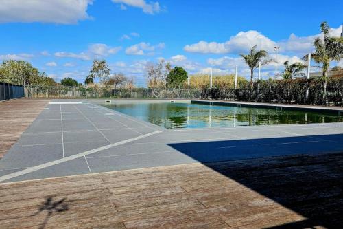 - un court de tennis vide avec une piscine d'eau dans l'établissement Beautiful T2 with pool - near beach, à Palavas-les-Flots